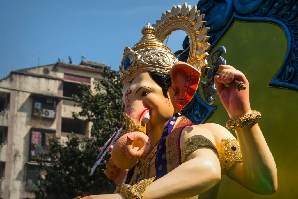 Nærbilde av statue av guden Ganesh