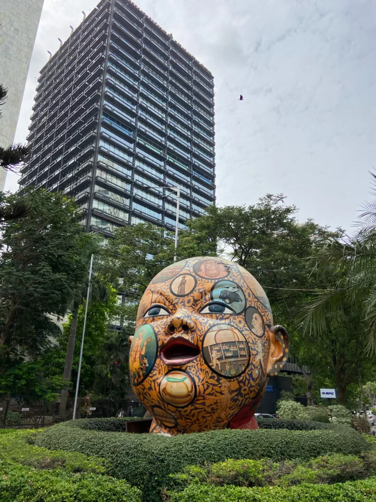 Skulptur av stort babyhode i en park i Mumbai