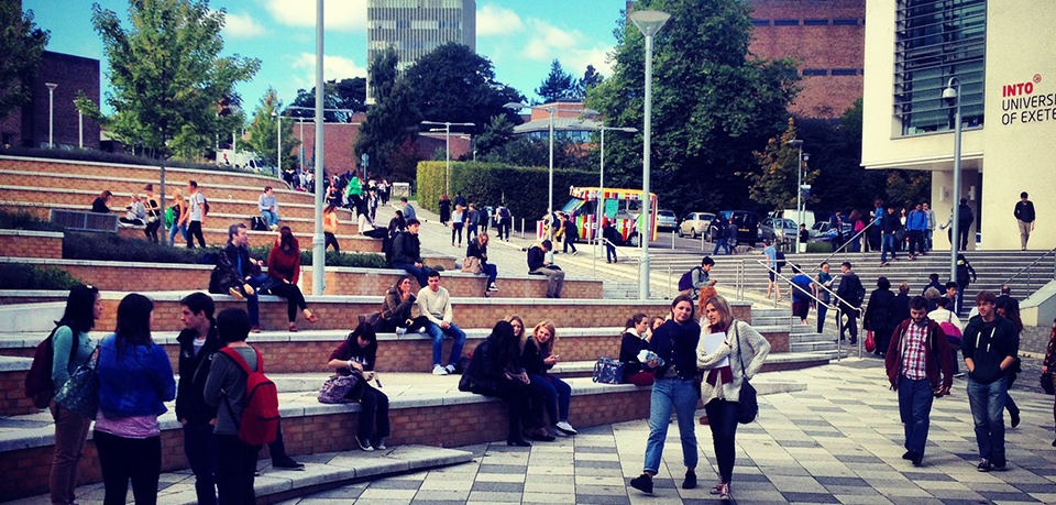 Studenter på campus ved universitetet i Exeter