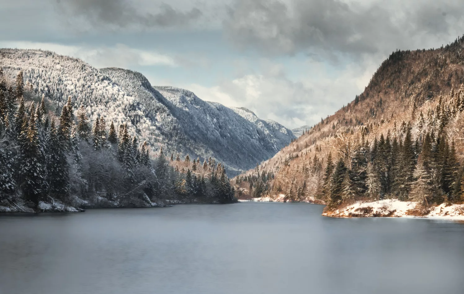 Snøkledde fjell ved en innsjø