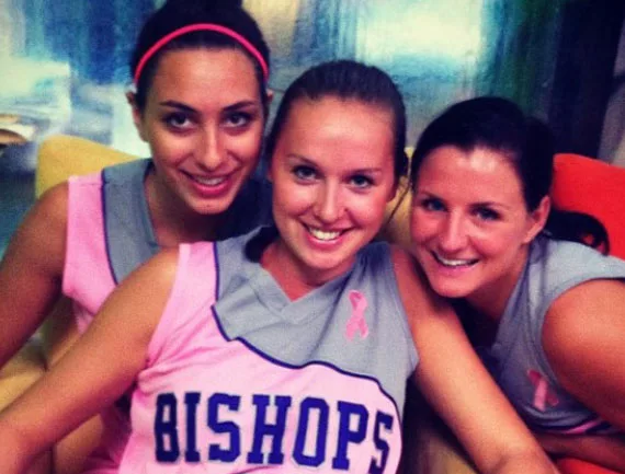 Tre unge kvinner smiler, de har på sportsklær