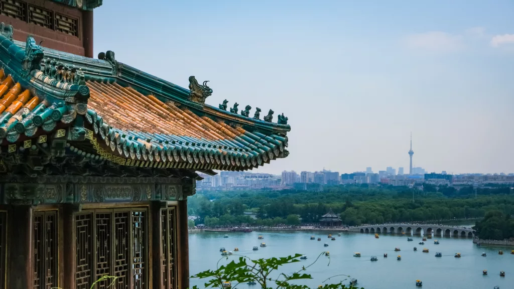 Tradisjonell kinesisk bygning med storby i bakgrunnen