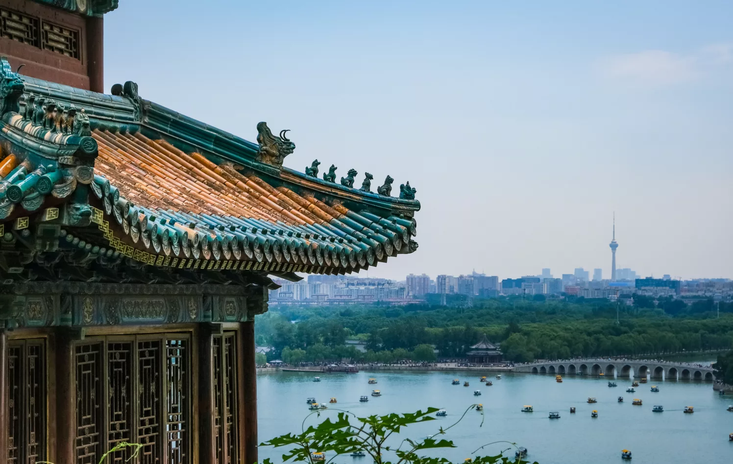 Tradisjonell kinesisk bygning med storby i bakgrunnen