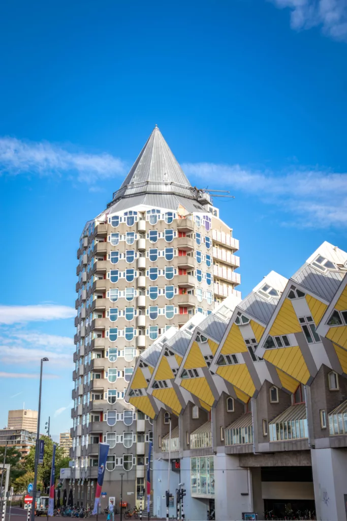 Kreativ arkitektur med skrå vinkler i Rotterdam