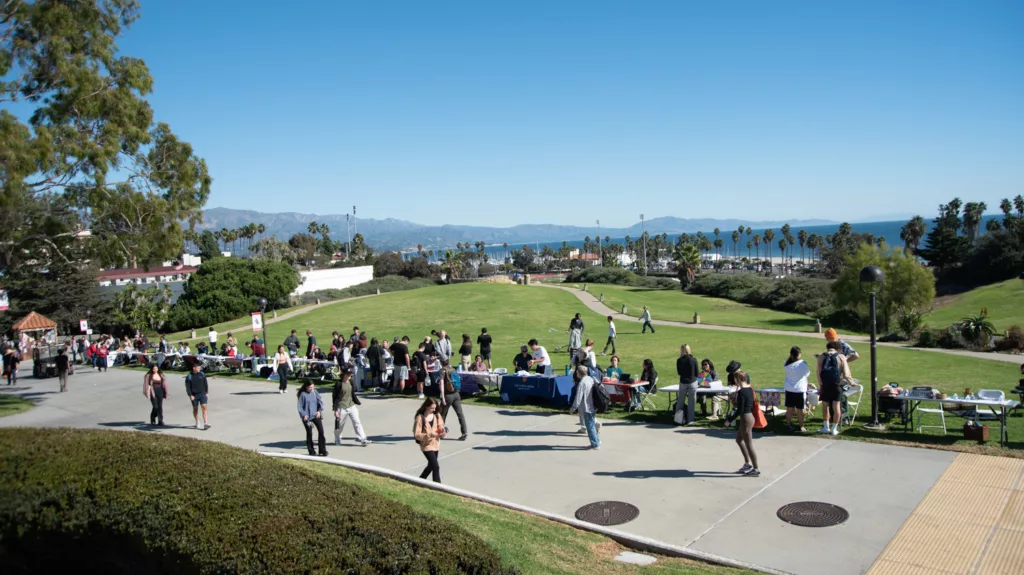 Campus på Santa Barbara City College med havet i bakgrunnen