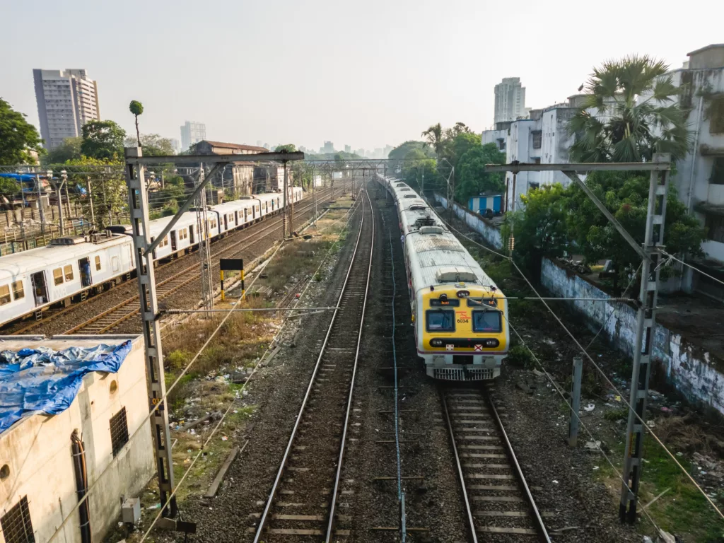 Gult og hvitt tog i et bystrøk i India