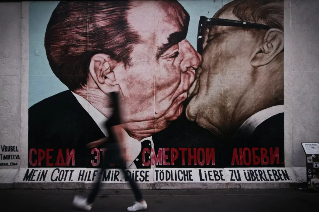 Bilde på mur av to menn som kysser