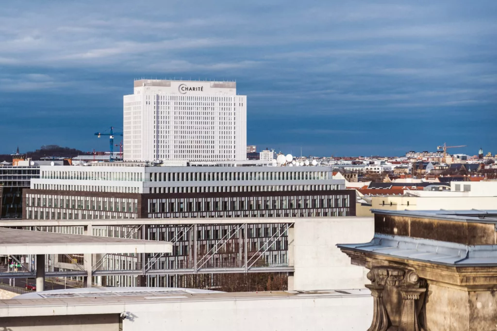 Hvit betongbygning foran blå himmel