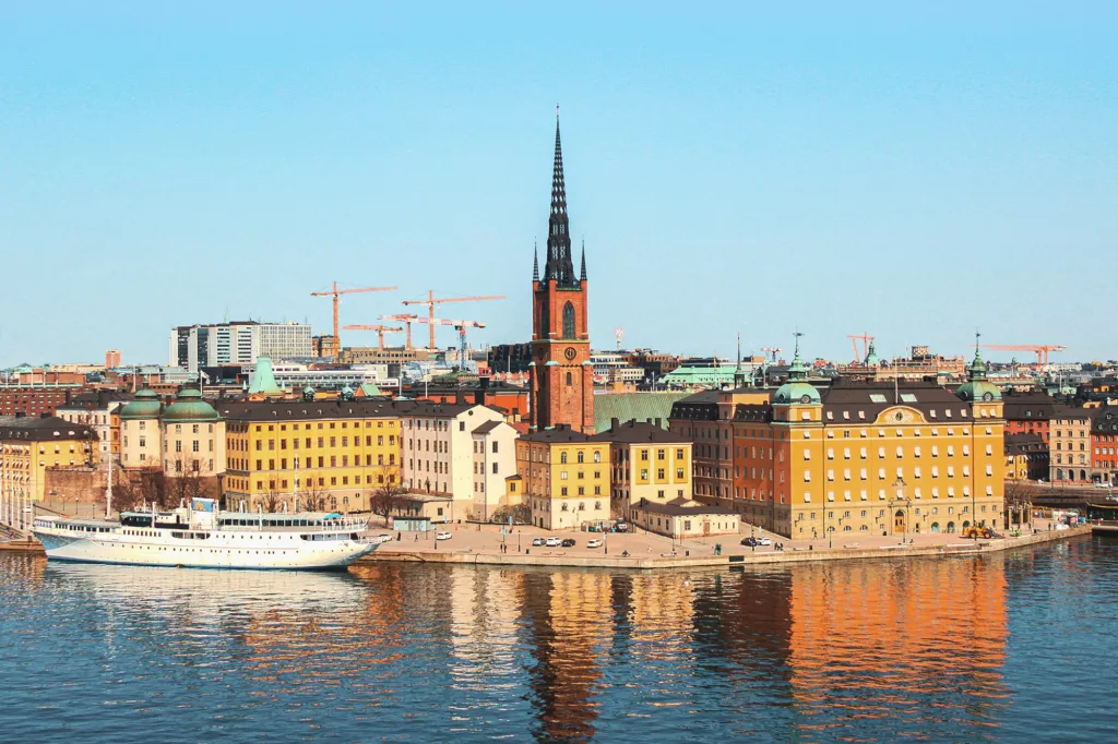 Vakkert bylandskap ved vannet ved havneområde