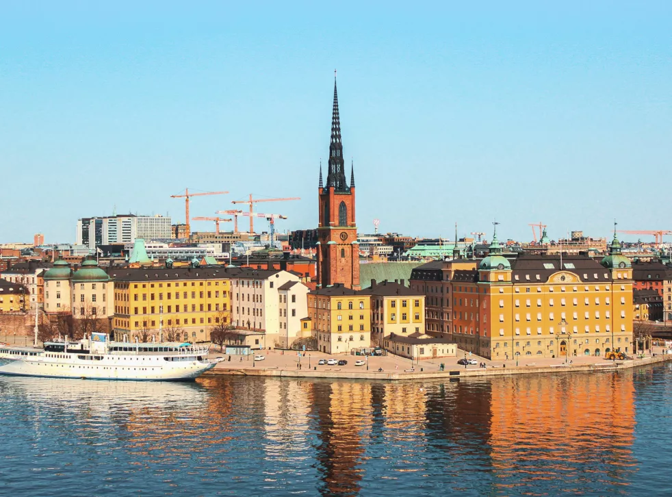 Vakkert bylandskap ved vannet ved havneområde