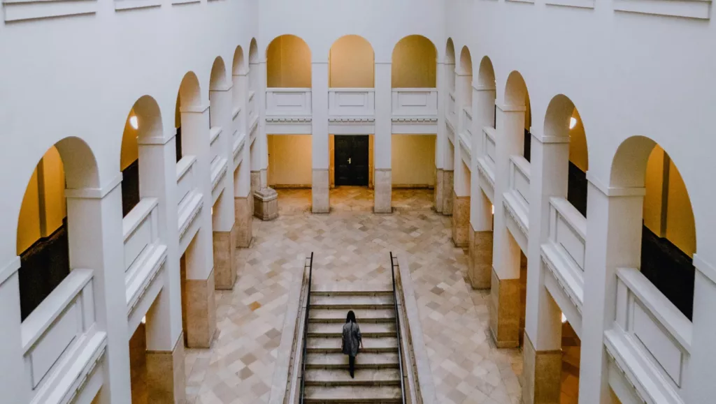 Person går opp en trapp på et museum