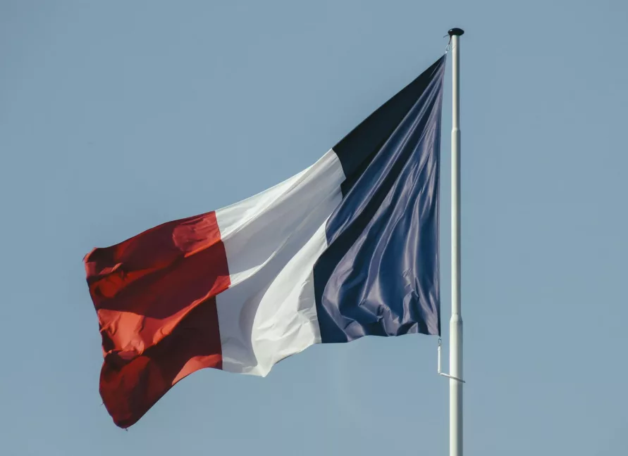 Fransk flagg vaier i vinden