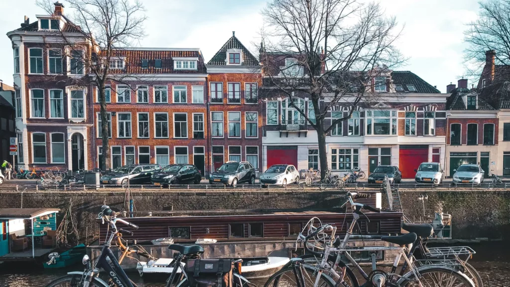 Sykler står foran en kanal i Nederland