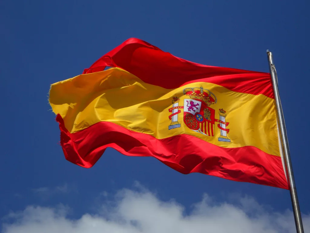 Spansk flagg vaier i vinden