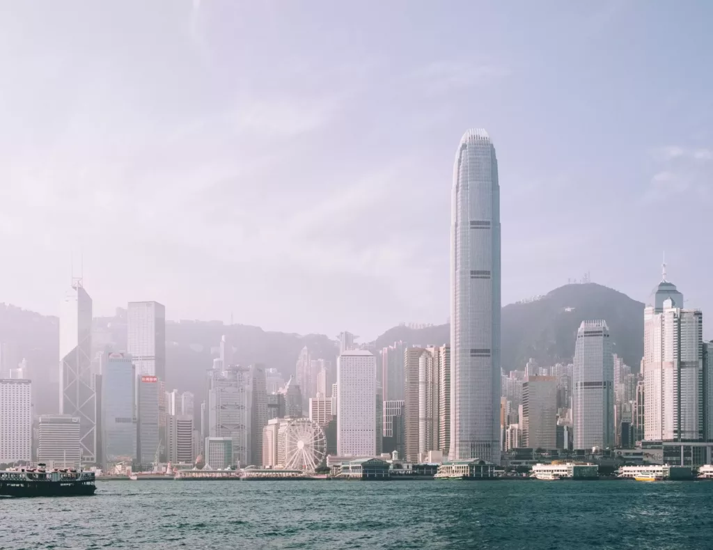 Skyskrapere i Hong Kong med hav foran