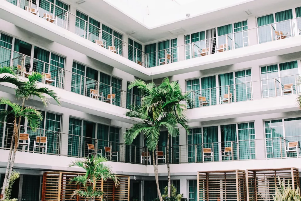 Hotellbygg med verandaer og palmer
