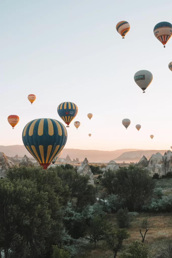 Luftballonger i himmelen over fjellandskap