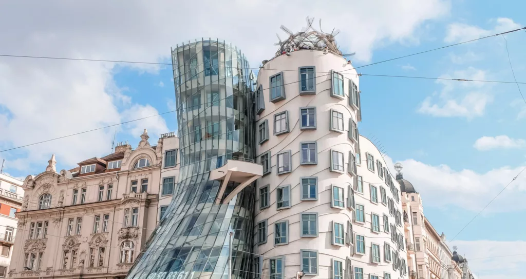 Moderne arkitektur med bølgende glass