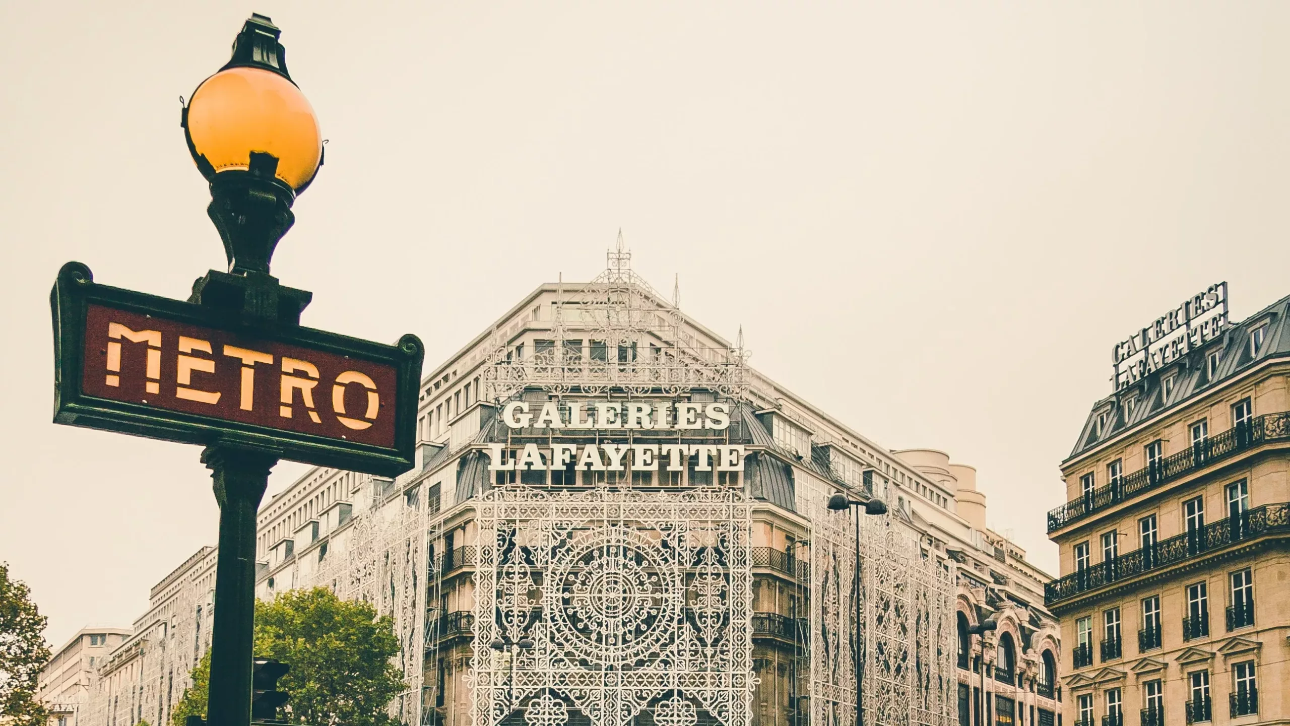 En travel gate i Paris med et metro-skilt