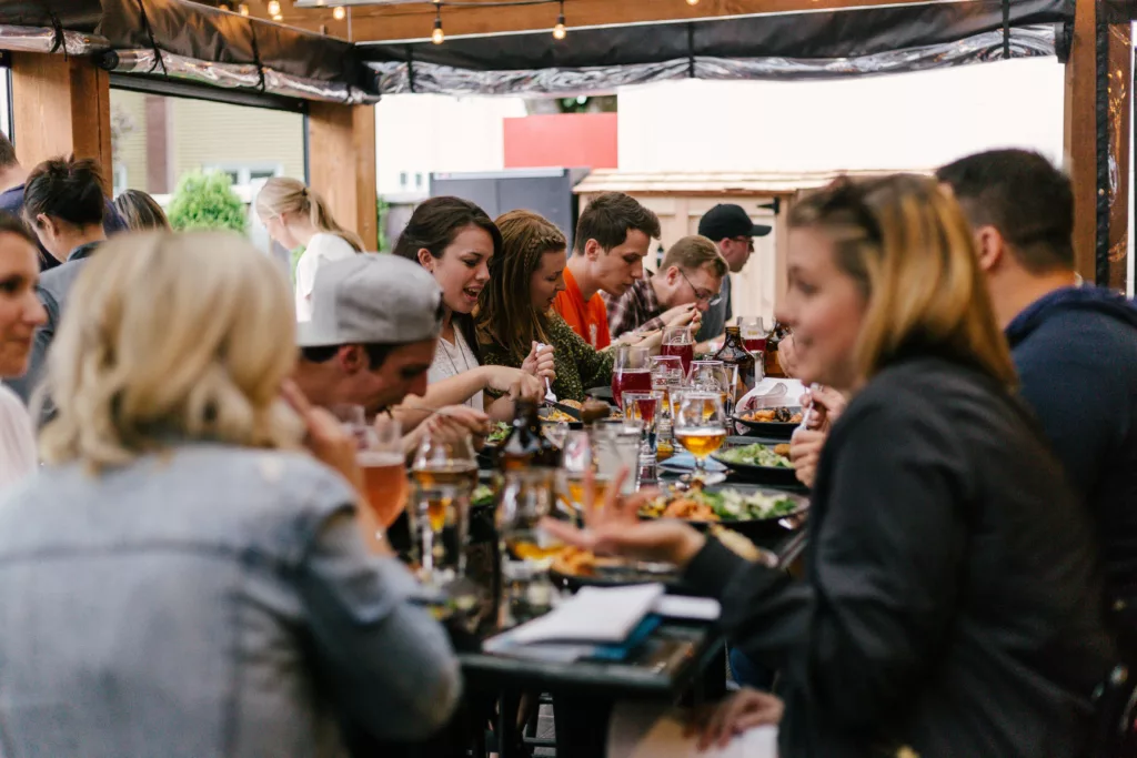 Unge mennesker spiser mat på restaurant