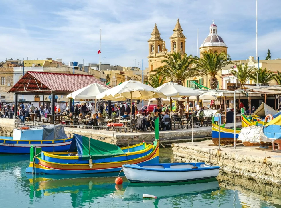 En havn med fargerike båter og turkist vann