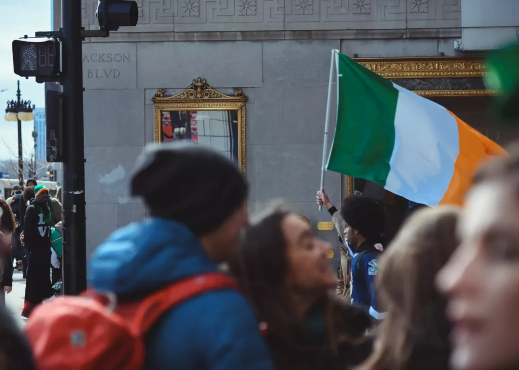 En mann og en kvinne står foran det irske flagg på en gate