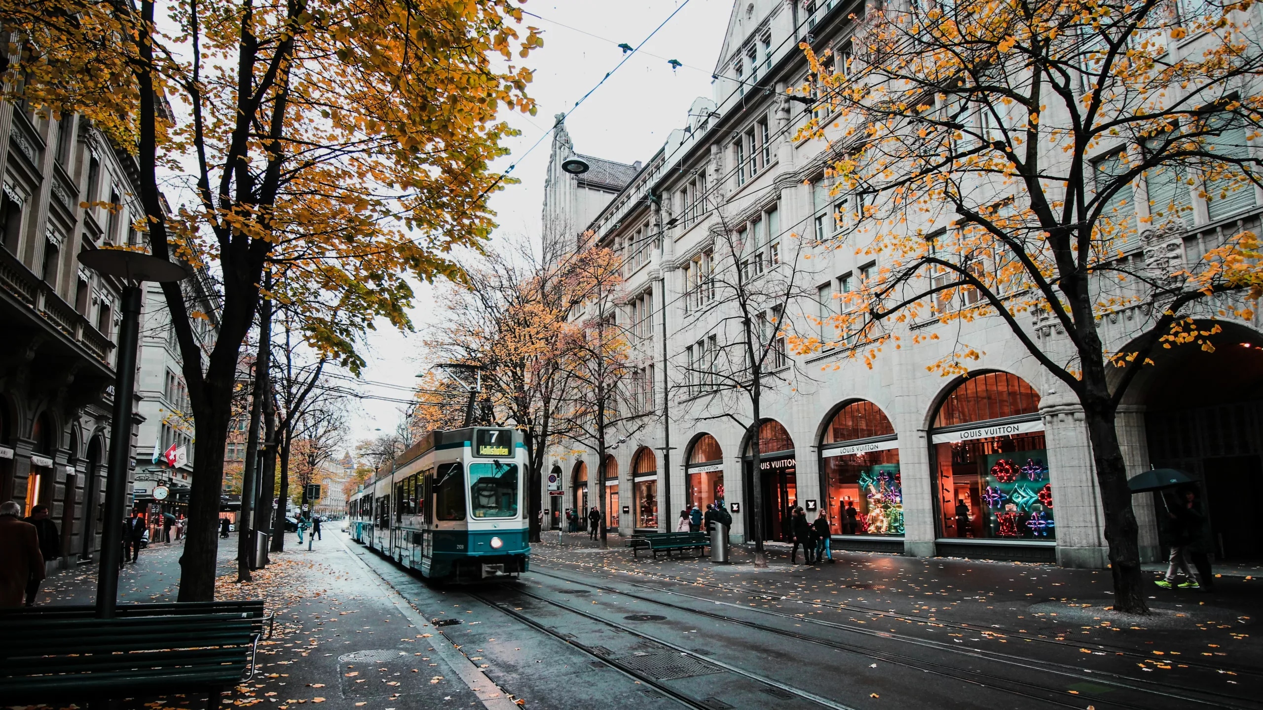 En trikk kjører bortover gaten i Zurich, Sveits