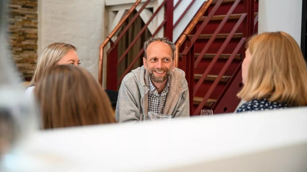 Prest fra Sjømannskirken snakker med studenter