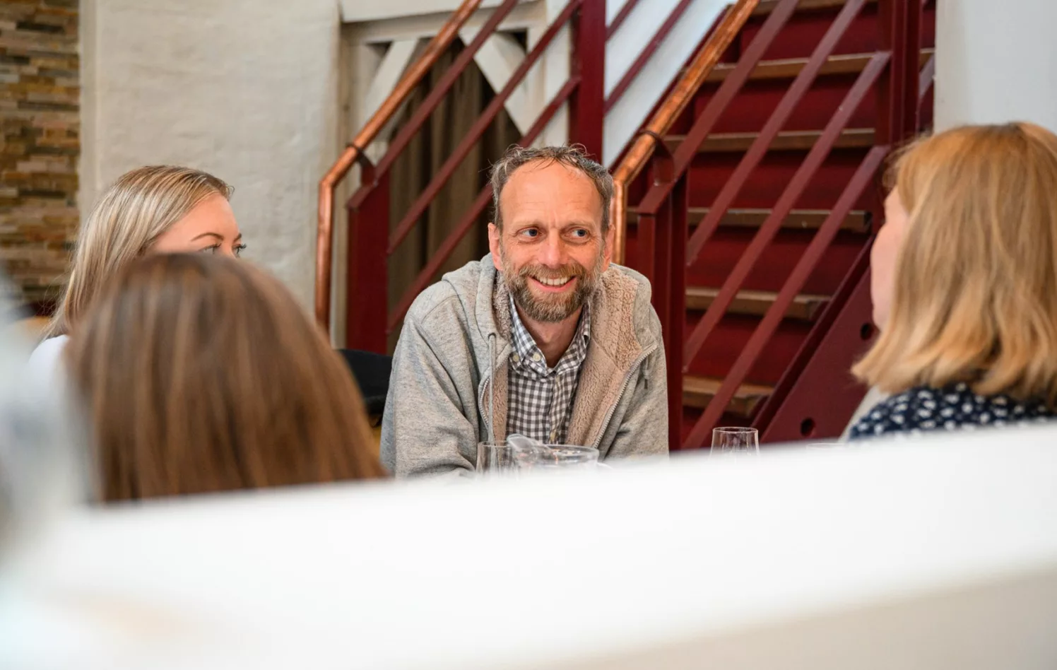 Prest fra Sjømannskirken snakker med studenter