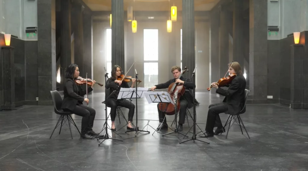 Fra stykket Abrasjon II (2021). Nhi Phuong Do og Gina Bordini på fiolin, Nick Burkel på cello og Audun Klaveness på bratsj.
