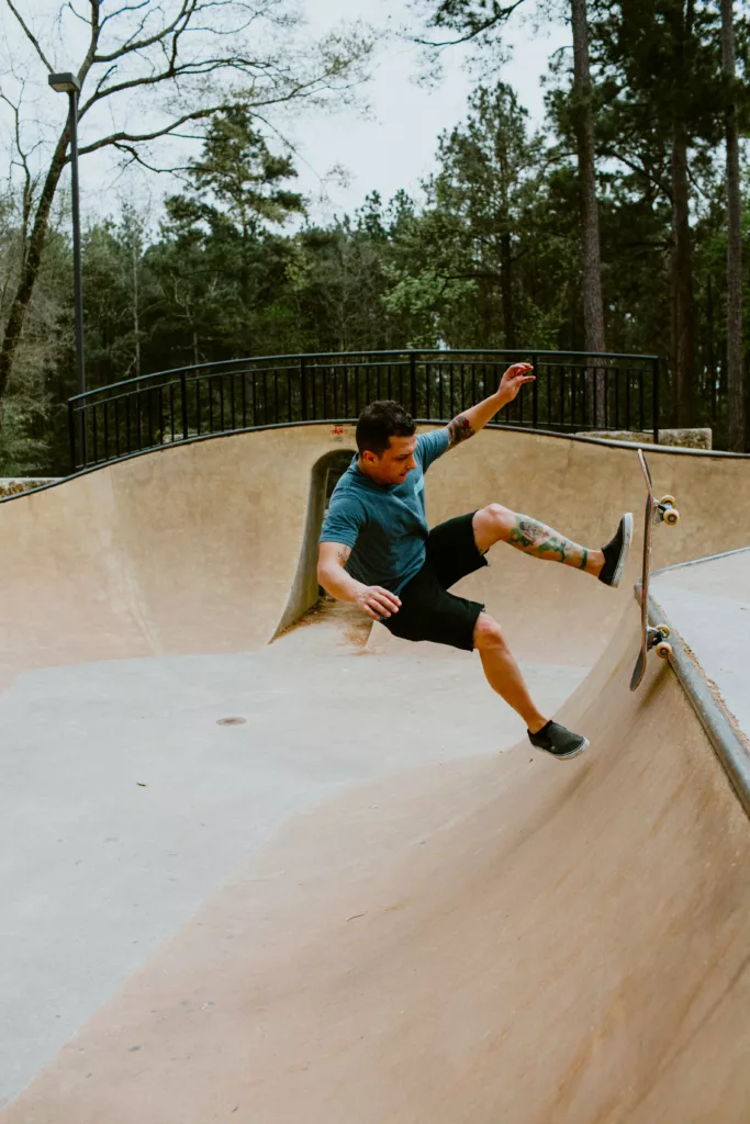 Mann på skateboard er i ferd med å falle