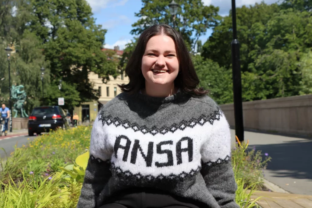 Anna Handal Hellesnes i strikket genser med ANSA på