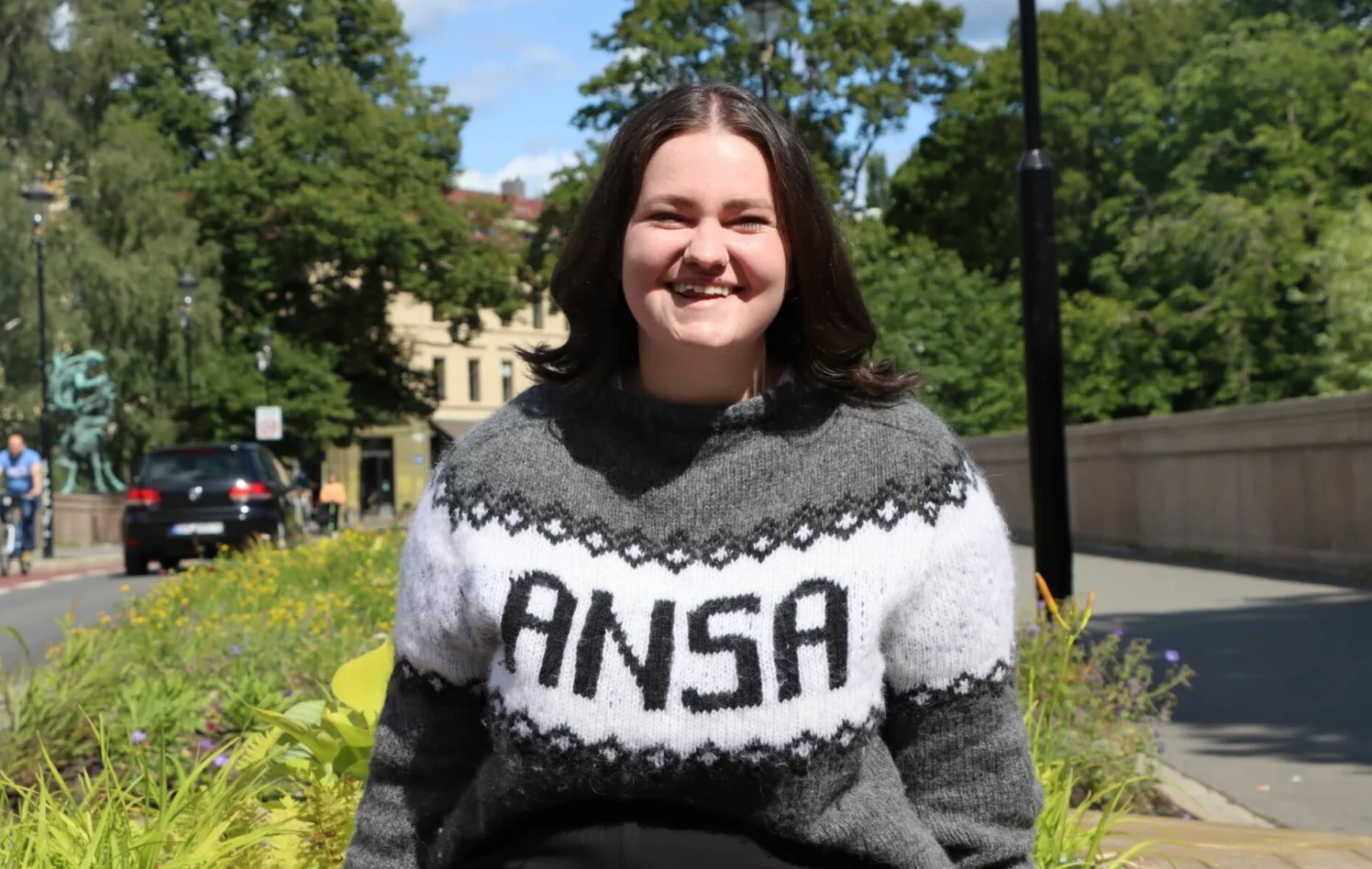Anna Handal Hellesnes i strikket genser med ANSA på