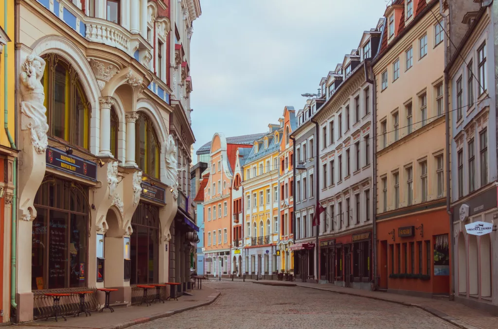 Gate med fargerike hus i Riga