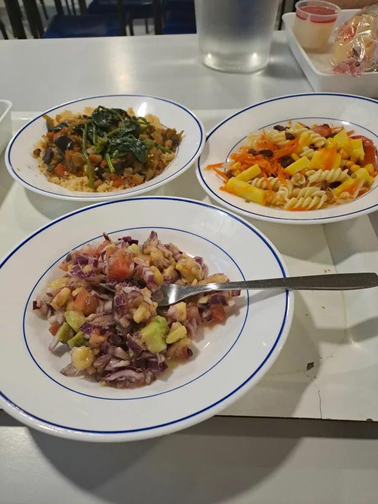 Tre ulike matretter i hvite tallerkener