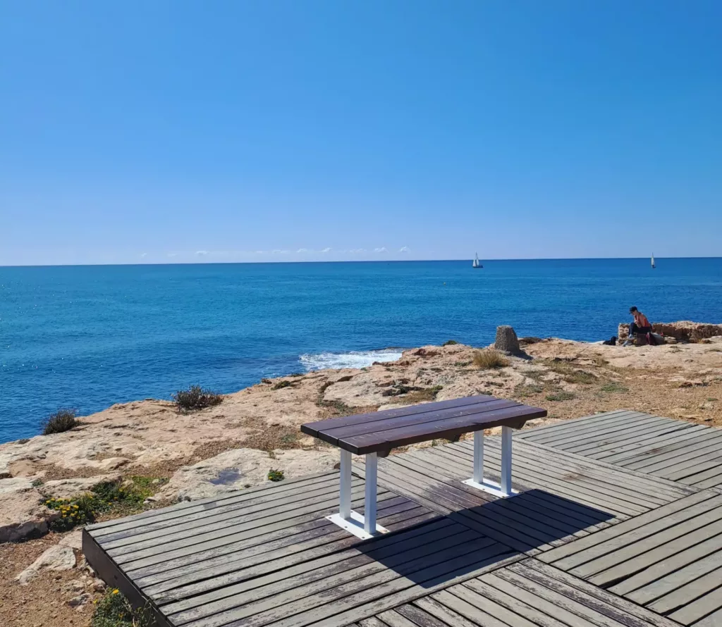 Benk med utsikt over havet