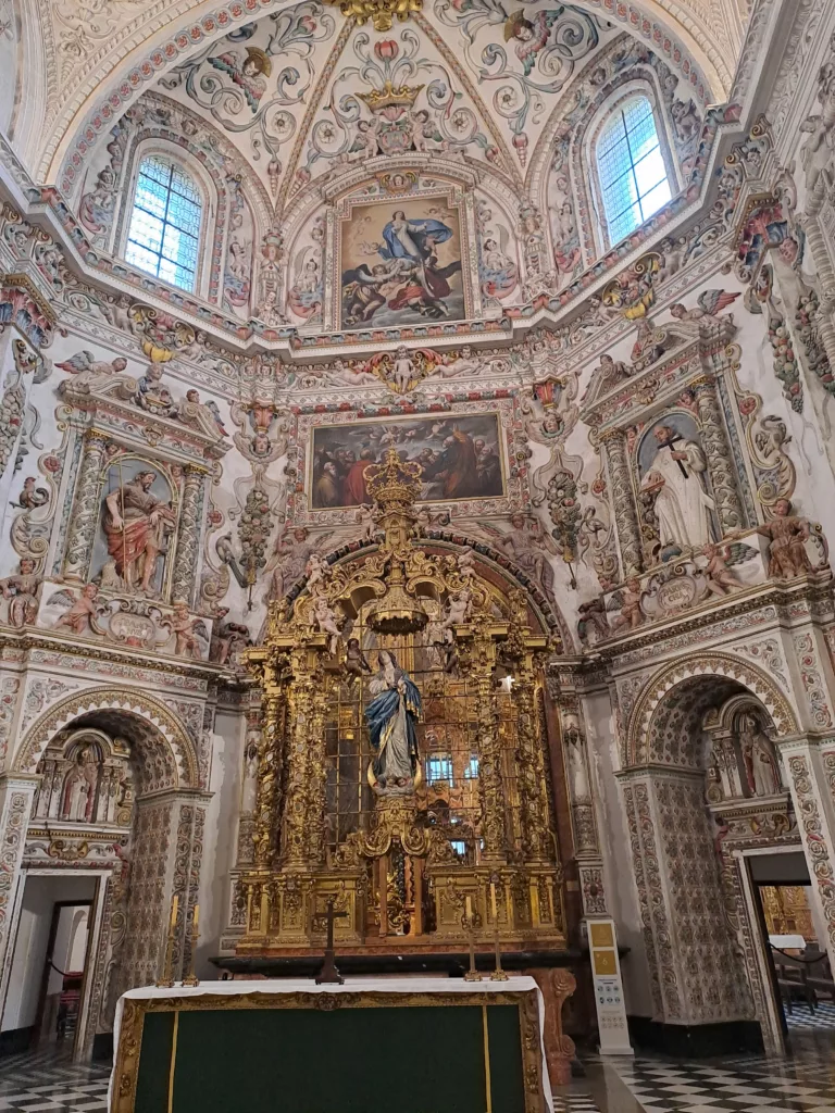 Alter i utsmykket kirke