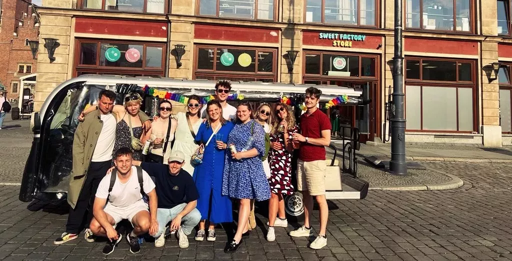 Vennegjeng foran en rød bygning