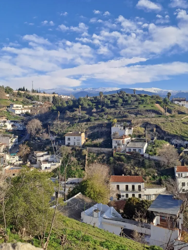 Utsikt i Granada, Spania, over åser med hvite hus