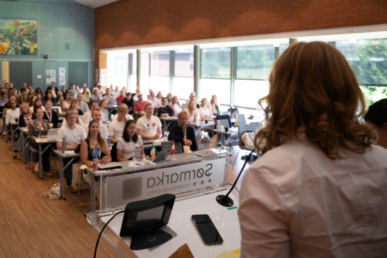 Maud Alfstad Bjrøgum på talerstolen under generalforsamling 2025