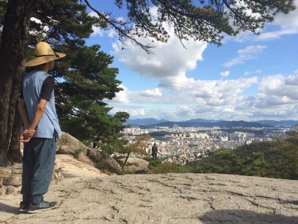 Alexander Falck-Bilden ser ut over Seoul