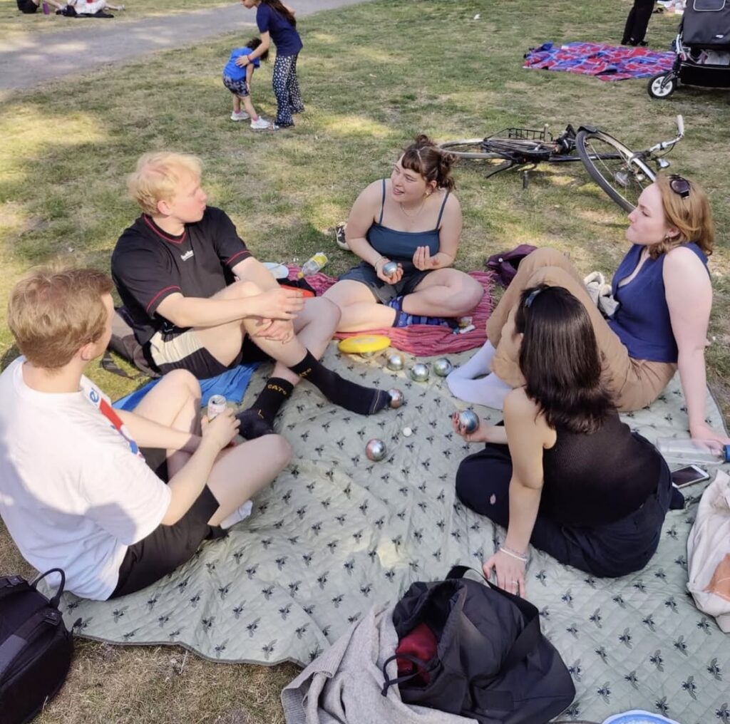 ANSA Tyskland Øst/Berlin treffes i parken