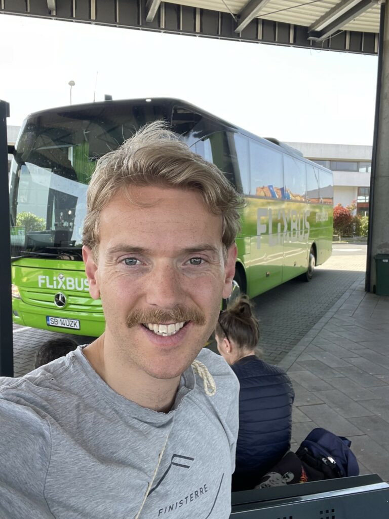 Mann foran buss