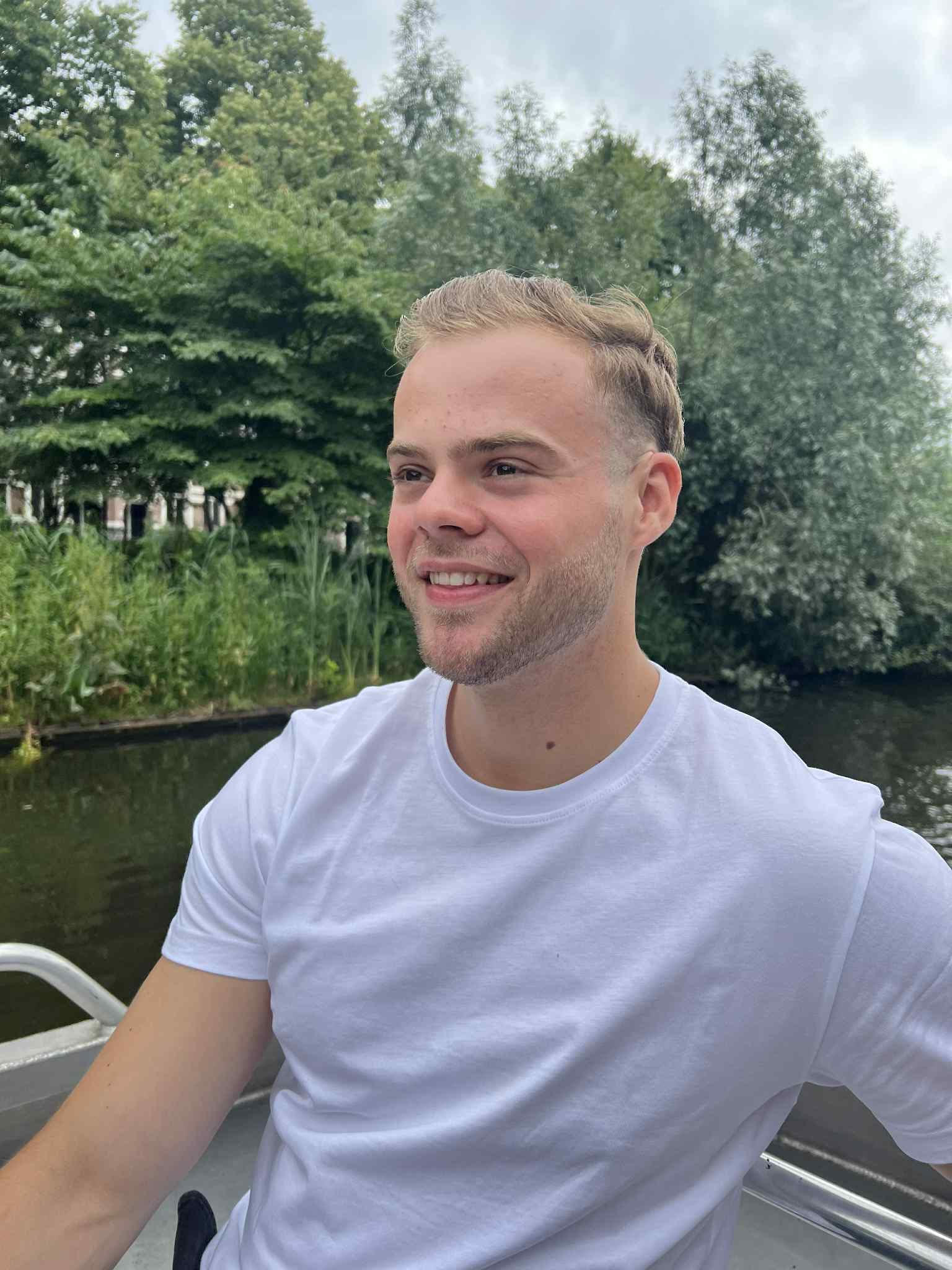 Ung mann med hvit t-skjorte og blondt hår